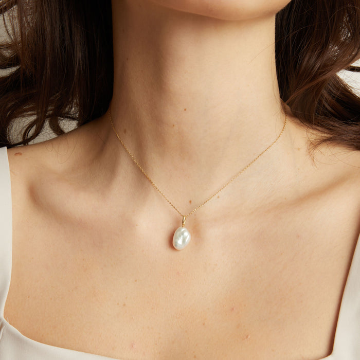Model Pearl necklace on a person with a neutral background