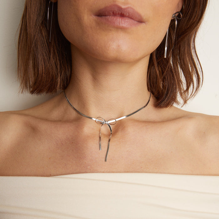 Model woman wearing bow necklace